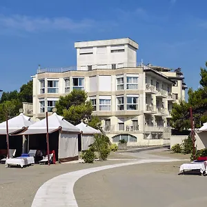 Petit Palais Hotel